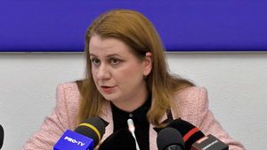 Ligia Deca le cere studenților din Regie să trimită la minister dovezile că Universitatea Politehnica mușamalizează cauzele incendiilor și situația precară a rețelei electrice din cămine