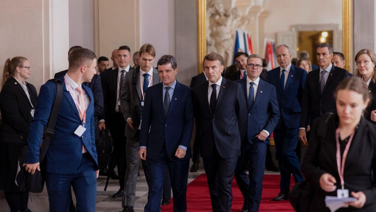 „Am început un proces de reconciliere între administraţie şi societate” / Nicușor Dan s-a întâlnit cu diaspora din Paris / Emmanuel Macron îl primește marți după-amiază