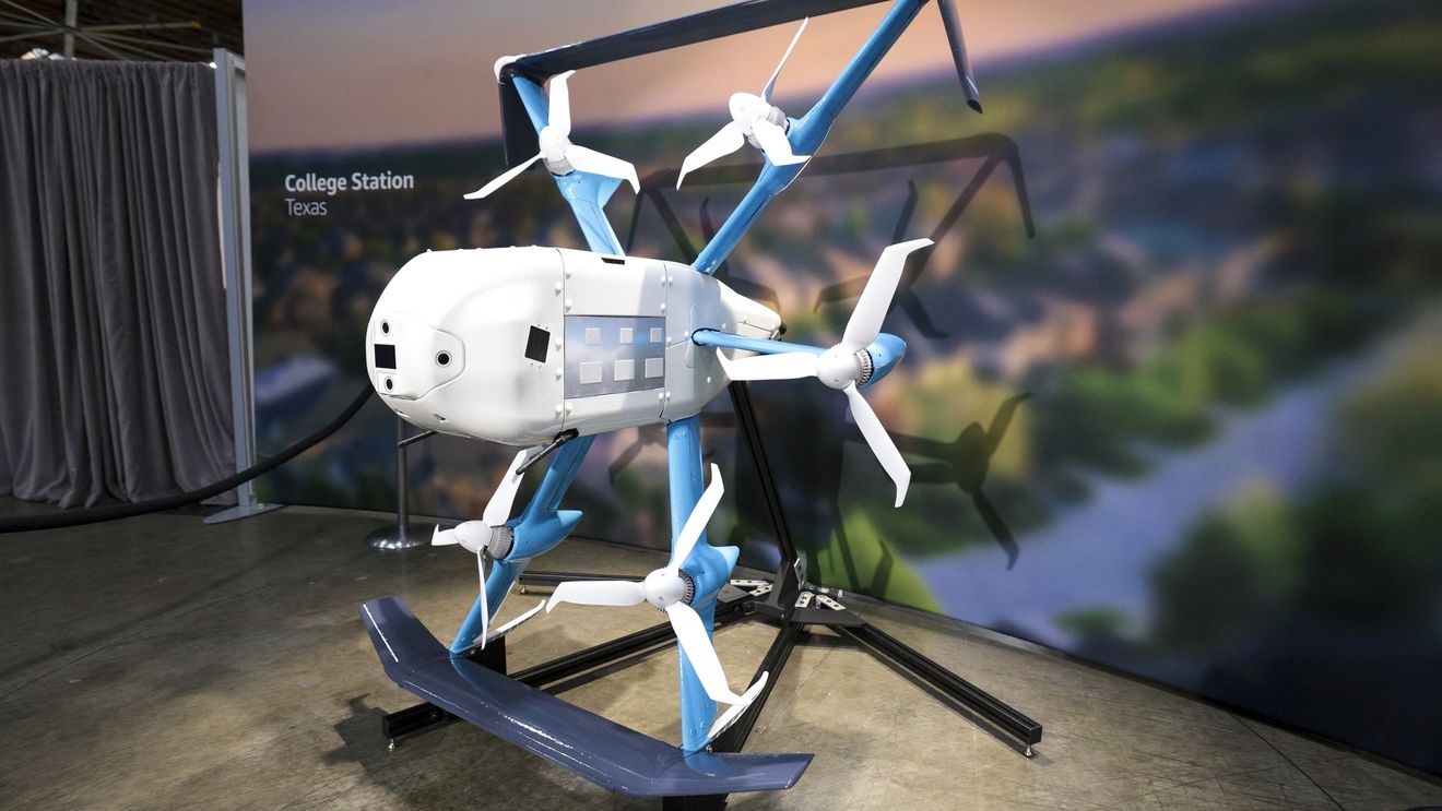 Amazon suspendă livrările cu drone după ce două dintre modelele sale recente s-au prăbușit pe timp de ploaie