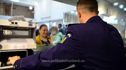 Femeie de 50 de ani, prinsă pe Aeroportul Otopeni când a vrut să intre în ţară cu cei trei nepoţi ai săi, deşi doi dintre ei nu aveau documente legale care să le aparțină