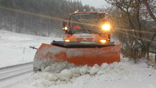 Drumarii au acţionat cu peste 150 de utilaje pentru deszăpezirea drumurilor din centrul ţării / S-au împrăștiat în 5 județe aproape 1.000 de tone de sare