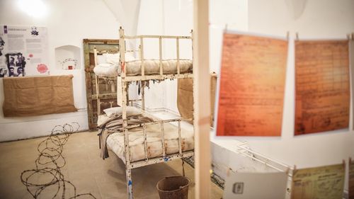 Obiecte din Memorialul Închisoarea Piteşti, expuse la Sibiu / La vernisaj au participat și foști deținuți: „Între mese îți înghițeai saliva, ți-era foame”