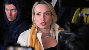 Jurnalista rusă Marina Ovsyannikova, care a protestat în direct la TV împotriva războiului din Ucraina, dată în urmărire internațională / Ea ar fi fugit din arestul la domiciliu, împreună cu fiica sa