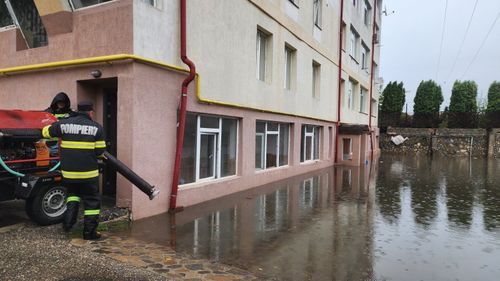 Avertizări Cod roşu şi Cod portocaliu de averse în localităţi din şase judeţe, vineri dimineaţa