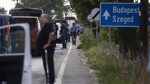 Coloane de maşini la patru puncte de trecere a frontierei spre Ungaria, unde timpul de aşteptare pentru autoturismele care ies din ţară este de o oră