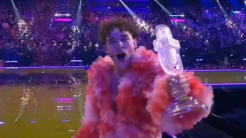 VIDEO Nemo, câştigătorul Eurovision, a spart trofeul pe scenă, dar a primit altul în schimb: „Nu am spart doar codul, am spart şi trofeul”
