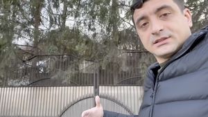 George Simion, de la casa PSD-istului Marian Oprișan, fost președinte al Consiliului Județean Vrancea: Hulpavul își pregătește întoarcerea ca să fure, pentru el, pentru mama lui și pentru secretara pe care a luat-o de nevastă. Confiscarea averilor nejustificate, singura cale de a curăța România