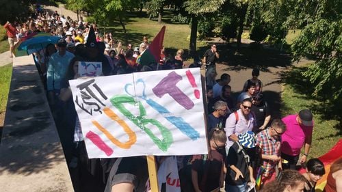 FOTO Marșul Pride TM la ediția a treia: Aproximativ 1.500 de persoane au sărbătorit diversitatea la Timișoara / Tinerii au colorat străzile orașului: „Strada este și a noastră”