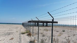 FOTO Două ministere se chinuie de aproape doi ani să-și transfere Pasarela Regală din Mamaia, pentru a o salva/ Monumentul istoric inaugurat de Carol al II-lea zace îngropat în nisip după lărgirea plajelor