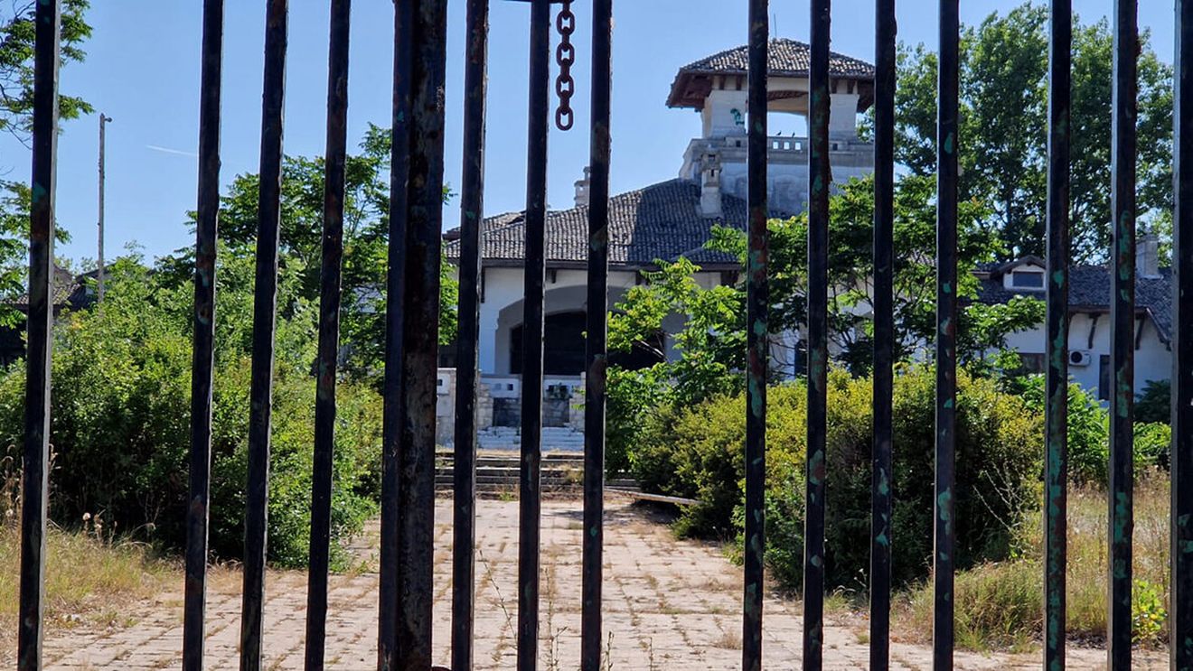 FOTO Palatul Reginei Maria din Mamaia, la 2 ani după ce a revenit la stat: O parte din acoperiș și din interior s-au prăbușit, bucăți din zid au dispărut/ Nicio reacție la Cultură, deși ministra Turcan spunea că reabilitarea este ”o prioritate” a mandatului