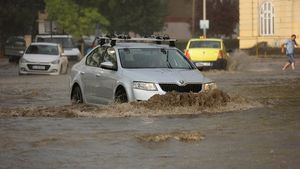 Un microbuz şi trei autoturisme au rămas blocate într-un pasaj rutier inundat din municipiul Târgovişte