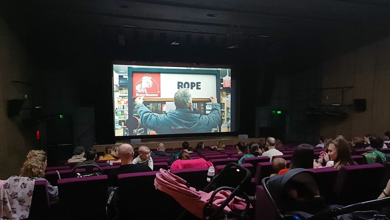 Programul CineMami la Timișoara: filme pentru părinți cu copii de până la 2 ani. Sonorul e dat mai încet, în sală nu e întuneric complet, iar în hol sunt locuri pentru cărucior și o masă de înfășat