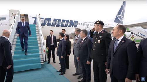 VIDEO Premierul Ciolacu a ajuns la Ankara, fiind întâmpinat de oficialii turci la aeroport / Ciolacu a afirmat că își dorește să semneze un acord cu Erdoğan ca românii să nu mai aibă nevoie de pașaport când călătoresc în Turcia