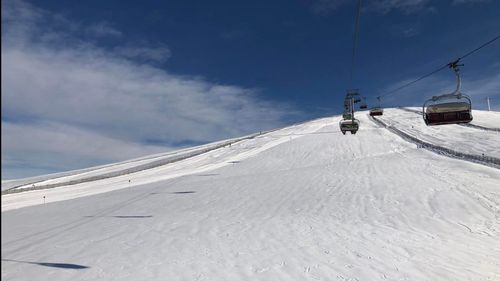 Domeniul schiabil al staţiunii Sinaia, închis în ziua de Crăciun din cauza viscolului care nu permite funcţionarea instalaţiilor de transport pe cablu / Sus pe munte vântul bate cu 100 kilometri pe oră