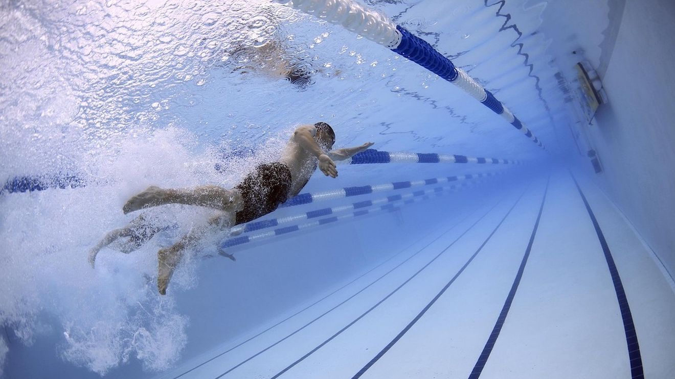 Practică înotul de nouă ani şi a câştigat patru titluri la Campionatul european de înot în ape îngheţate / Prețul succesului, suportat exclusiv din bugetul familiei
