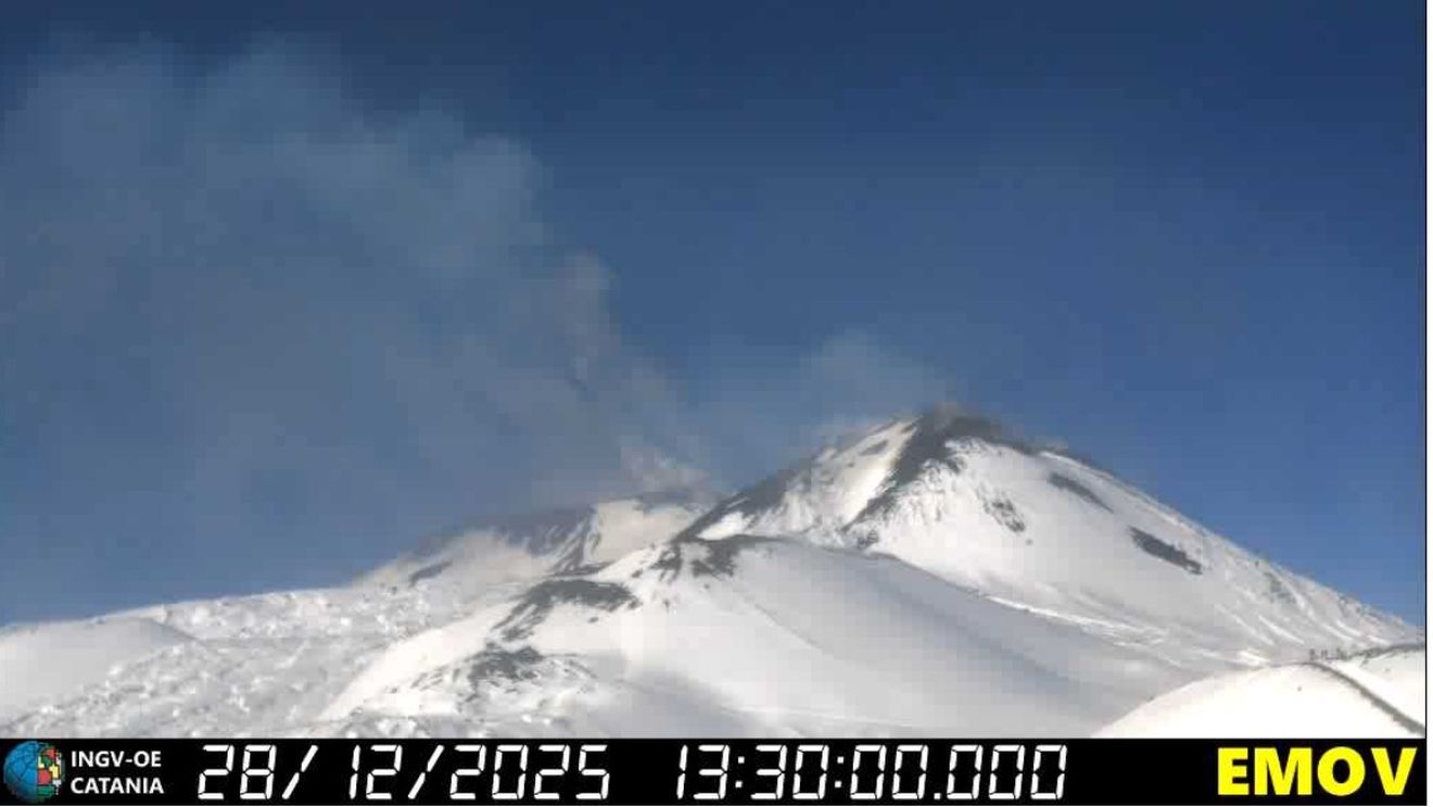 Vulcanul Etna a erupt din nou, acoperit de zăpadă, aruncând lavă și cenușă/ Avertizare roșie pentru aeronavele din zonă