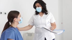 Care sunt principalii factori care pot declanșa menopauza prematură. Medic ginecolog: „Poate fi prevenită prin schimbarea stilului de viață”