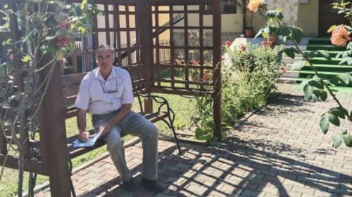 Viceprimarul unei comune din Buzău acordă audienţe în curtea primăriei, pe o bancă / Nu are birou în clădirea primăriei, fiind refuzat de către primar