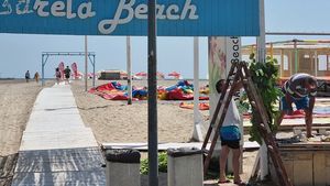 FOTO Revenire din hibernare în Mamaia, în mini-vacanța de Rusalii: Stațiunea "luată cu asalt" la televizor face de fapt turism de weekend pentru clubberi și sezon de două luni pentru restul turiștilor/ Cât costă parcarea anul acesta