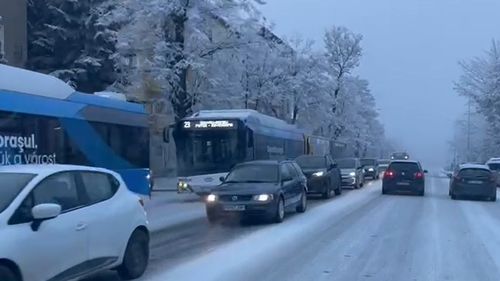 VIDEO Transportul public, blocat miercuri dimineață în Târgu Mureș, din cauza poleiului / S-a intervenit cu nisip pe carosabil după ce 15 autobuze s-au blocat / Primăria încă nu a încheiat un contract de deszăpezire