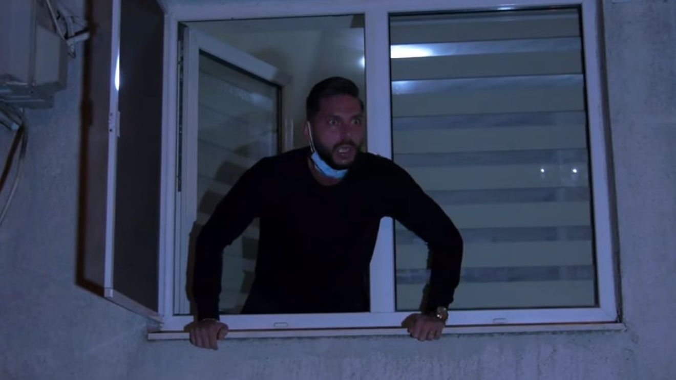 VIDEO Un tânăr din Constanța, mesaj disperat de la geam către protestatari: A murit tata acum două zile de Covid și voi protestați? Să vă fie rușine/ Protestatarii au răspuns cu huiduieli