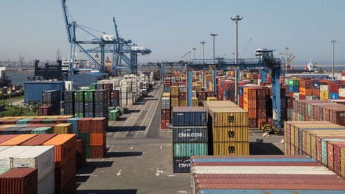 Sindicaliştii din cadrul Federaţiei Trans-Conex Port Constanţa ameninţă cu declanşarea grevei dacă Guvernul nu revine asupra măsurii prin care au fost blocate contractele colective de muncă