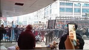 ULTIMA ORĂ VIDEO Sute de persoane protestează în orașul chinez Wuhan
