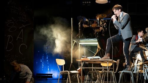 VIDEO Vlad Cristache, director Teatrul Excelsior și regizorul spectacolului „Punk Rock”: „Încercarea adolescentului de a respinge normele îl poate duce în acțiuni extreme, despre asta vorbește și spectacolul nostru”