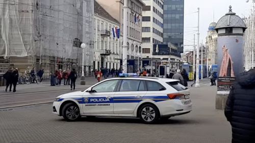 Moldovean în vârstă de 31 de ani, arestat în Croaţia pentru trafic de migranţi / El a fost urmărit de polițiști în Zagreb în timp ce transporta 32 de migranţi cu un camion / Doi dintre migranți au fost răniţi în urma lovirii unei maşini de poliţie