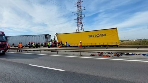 Saci cu cereale, căzuţi pe carosabil pe autostrada Bucureşti-Piteşti / Se circulă pe banda de urgenţă