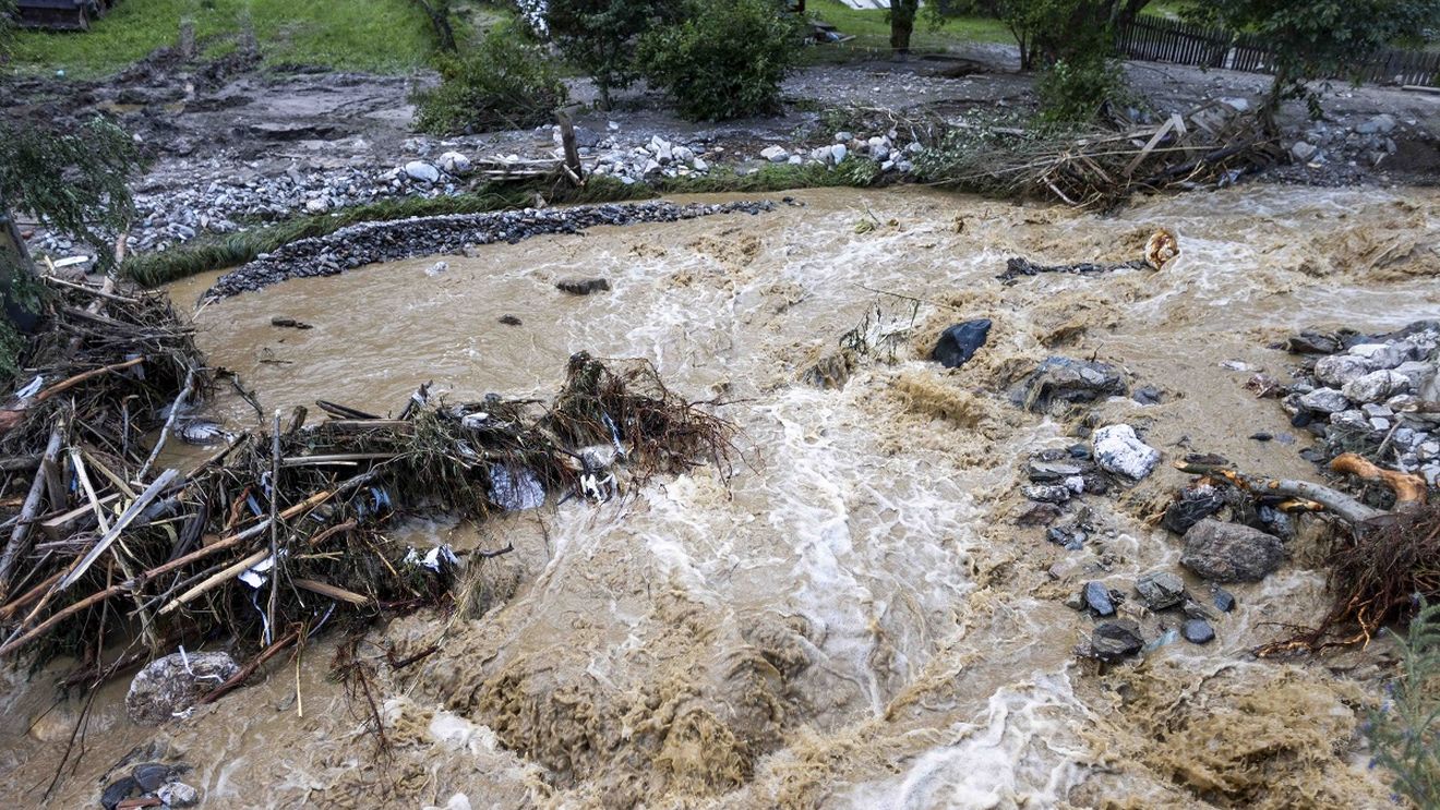 Percheziții la Primăria comunei vasluiene Zorleni, autoritățile suspectează furtul ajutoarelor pentru persoanele afectate de inundații