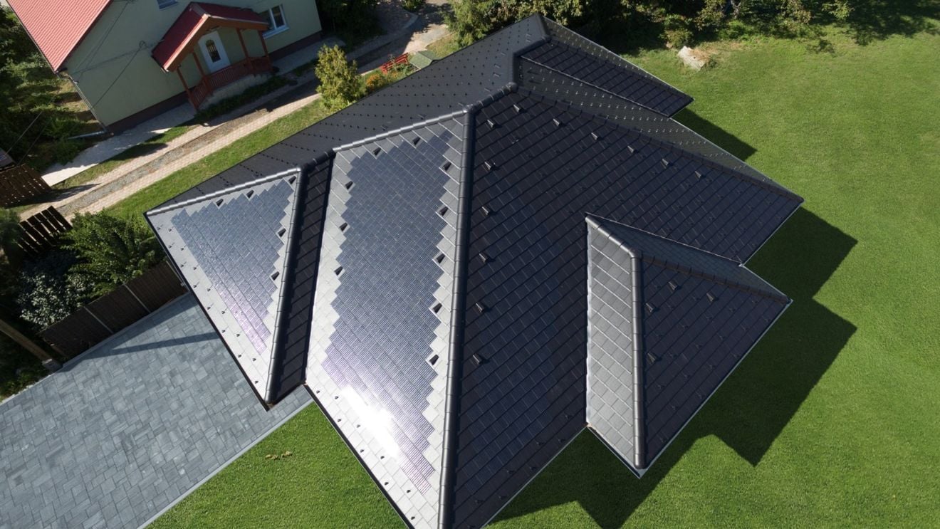 Maghiarii de la Terran, prezenți și în România, au deschis o fabrică de țigle fotovoltaice și vor livra produsul și pe piața românească