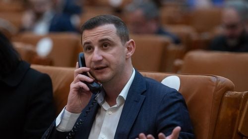 SURSE Președintele Camerei Deputaților, Alfred Simonis, merge în vizită în Israel împreună cu șefii grupurilor parlamentare/ Din delegație vor lipsi reprezentanții partidului extremist AUR / Cine i-a scos pe tușă