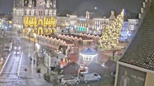 VIDEO O femeie a murit şi alte două persoane au fost rănite, în urma căderii unui brad într-o piaţă de Crăciun la Oudenaarde, Belgia