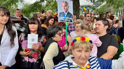 VIDEO FOTO Sute de adepți ai fostului candidat pro-rus la prezidențiale l-au așteptat la IPJ Ilfov / Inculpat pentru propagandă legionară și instigare împotriva ordinii constituționale, Călin Georgescu n-a răspuns la întrebarea G4Media despre întâlnirea cu omul de afaceri Rusen, acuzat că a escrocat antreprenori