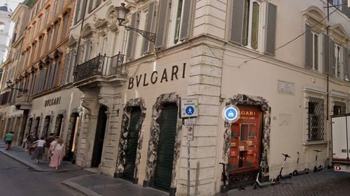 Jaf la un magazin Bulgari din Roma / Au dispărut bijuterii de peste jumătate de milion de euro / Hoții au spart un perete pentru a ajunge în magazin