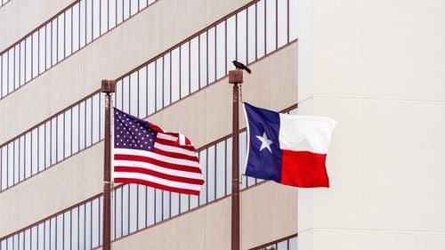 Guvernatorul republican al statului Texas semnează o lege care incriminează „intrarea ilegală” a migranţilor