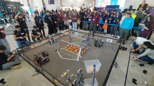 FOTO&VIDEO Prima competiție de robotică organizată într-un aeroport din România. 15 echipe ale unor școli s-au întrecut în Terminalul Schengen al Aeroportului Timișoara