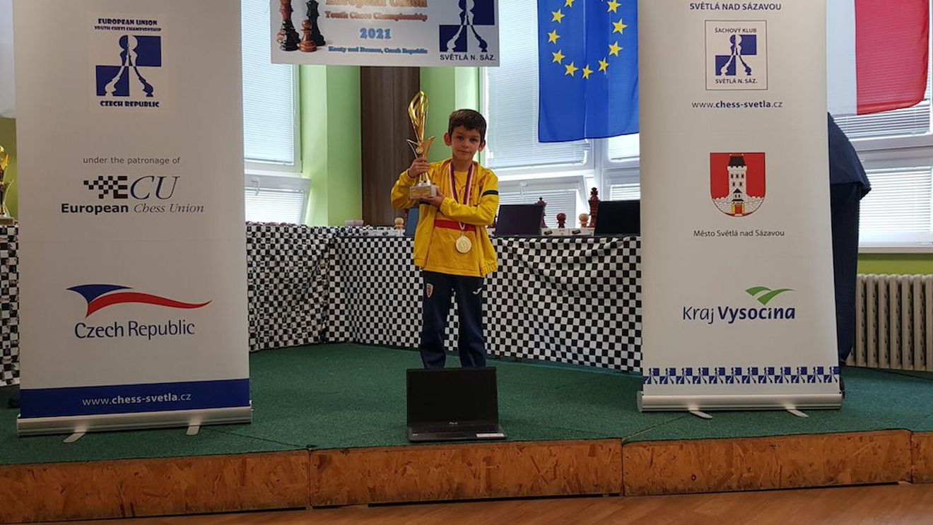 Un băiețel de 8 ani din Brașov, campionul Uniunii Europene la șah / Vladimir Sofronie a fost recompensat de organizatori cu un laptop