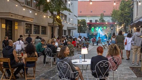 Cluj: O stradă centrală din municipiu, transformată în club de jazz, în cadrul primului eveniment din seria Pop-Up Jazz Club