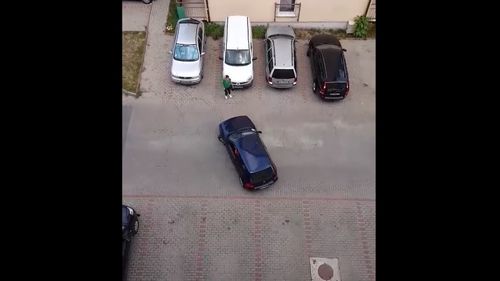 VIDEO Un șofer se chinuie să parcheze cu spatele într-o parcare goală. ”Să umble toată viața lui pe jos, că sigur nici cu bicicleta nu le are”