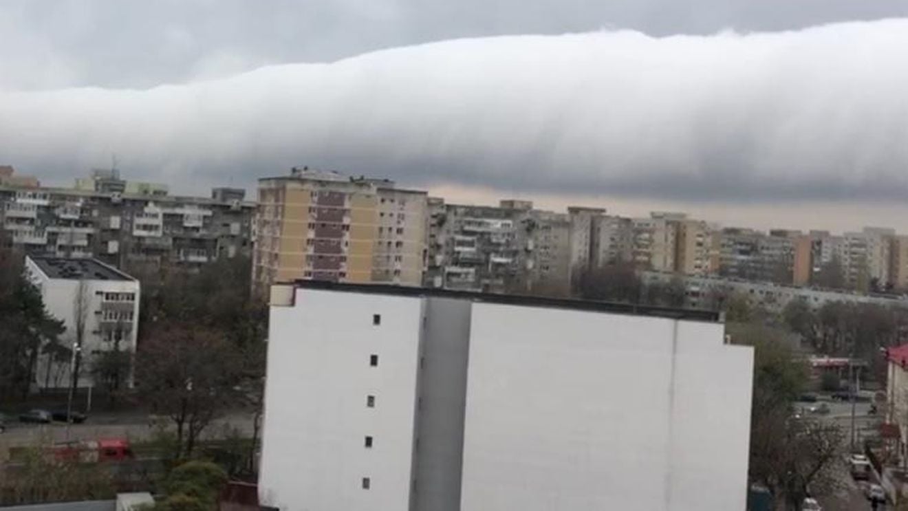 Explicațiile specialiștilor pentru norul cilindric uriaș apărut deasupra Bucureștiului: Se formează destul de simplu. Este ca un singur val la suprafața mării, dar în acest caz în atmosferă