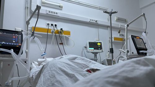 254 de paturi ATI libere în țară pentru bolnavii de COVID-19, dintre care șapte în București