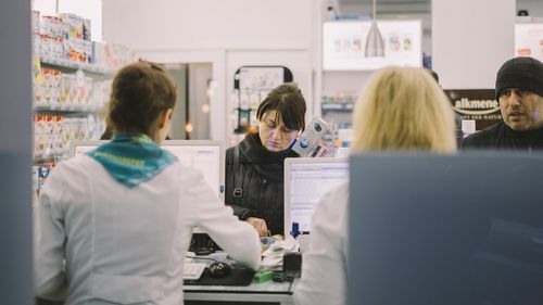 Criza medicamentelor pentru copii: consumul din acest sezon a depășit inclusiv nivelul de dinaintea pandemiei / Penuria din România, agravată pentru că sunt solicitate anumite mărci / 200 de mii de flacoane de ibuprofen și paracetamol, livrate în ianuarie 2023 - patronatul producătorilor