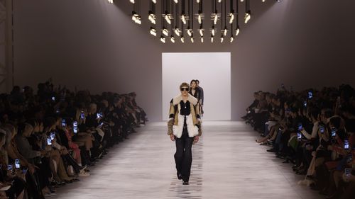 Casa de moda Fendi devine mai „basic”? Prima colecție semnată Maria Grazia Chiuri ridică întrebări