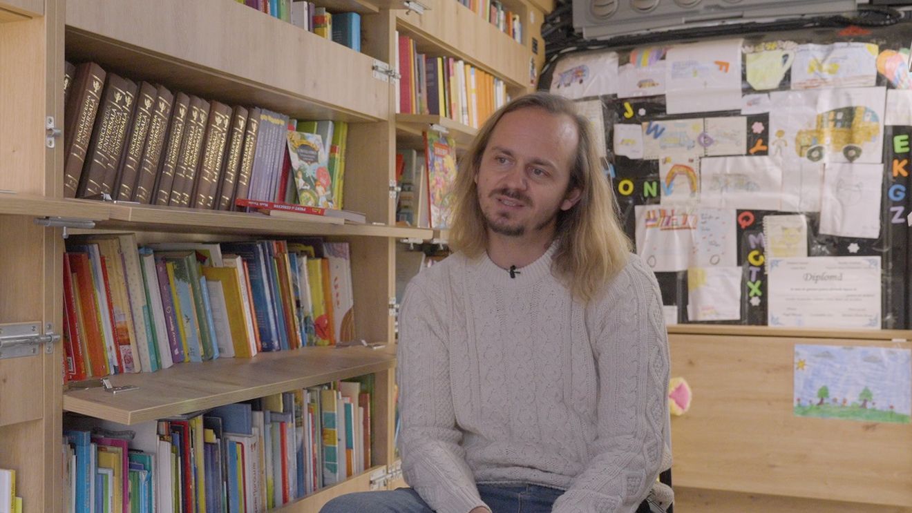 Pune cărțile pe roți. Omul care de 10 ani insuflă în moduri inedite dragostea pentru lectură / Vezi povestea vineri, într-un nou reportaj InspiRO