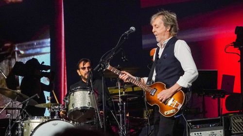 VIDEO Toboșarul Beatles Ringo Starr i s-a alăturat lui Paul McCartney la un concert desfăşurat pe O2 Arena din Londra