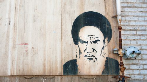 Iranienii scandează de la balcoane ”Moarte lui Khameni” în ajunul zilei Revoluţiei islamice din 1979, care marchează începutul dictaturii de la Teheran