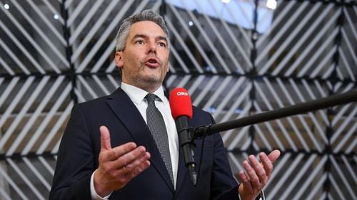 “Cosa Nostra a Austriei”: Cum a declanșat un ziarist independent o furtună politico-mediatică după ce a criticat partidul lui Nehammer