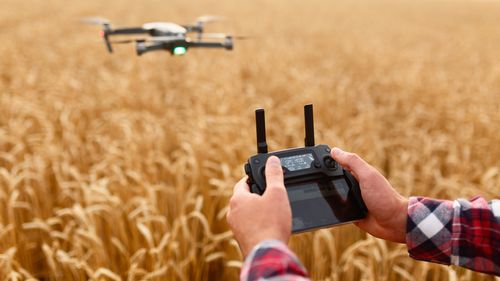 Piloții de drone agricole din România: Cine sunt, de unde provin și unde obțin „brevet” / Furnizor de cursuri: „Cursanții mai în vârstă vin împreună cu fiii lor care doresc să preia ferma”